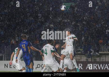 Bandung, Java occidental, Indonésie. 5 décembre 2024. WANG YANG du Zhejiang FC (à droite) se bat pour le ballon lors du match de football de la Ligue des Champions deux de l'AFC entre Persib Bandung. Zhejiang FC gagne contre Persib Bandung 4-3. (Crédit image : © Algi Febri Sugita/ZUMA Press Wire) USAGE ÉDITORIAL SEULEMENT! Non destiné à UN USAGE commercial ! Banque D'Images