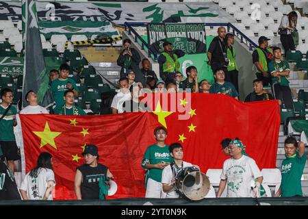 Bandung, Java occidental, Indonésie. 5 décembre 2024. Les supporters du Zhejiang FC tiennent le drapeau de la Chine lors du match de football de la Ligue des Champions deux de l'AFC entre Persib Bandung. Zhejiang FC gagne contre Persib Bandung 4-3. (Crédit image : © Algi Febri Sugita/ZUMA Press Wire) USAGE ÉDITORIAL SEULEMENT! Non destiné à UN USAGE commercial ! Banque D'Images