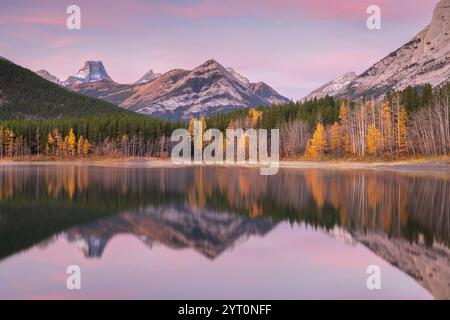 Ciel d'aube rose au-dessus de Wedge Pond dans le pays de Kananaskis, Alberta, Canada. Automne (octobre) 2024. Banque D'Images