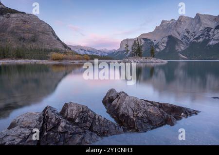 Crépuscule au-dessus du lac Minnewanka dans les Rocheuses canadiennes, parc national Banff, Alberta, Canada. Automne (octobre) 2024. Banque D'Images