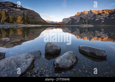 Réflexions sur la rive du lac Minnewanka dans les Rocheuses canadiennes, parc national Banff, Alberta, Canada. Automne (octobre) 2024. Banque D'Images