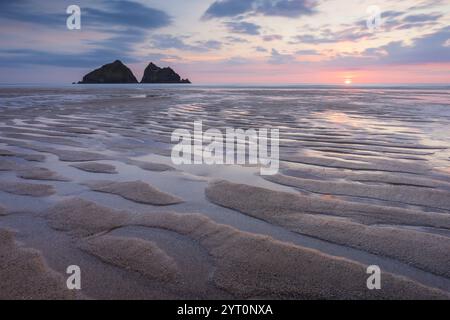 Coucher de soleil sur la baie de Holywell sur la côte nord de Cornouailles, Angleterre. Été (juin) 2024. Banque D'Images