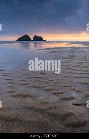 Coucher de soleil sur la baie de Holywell sur la côte nord de Cornouailles, Angleterre. Été (juin) 2024. Banque D'Images