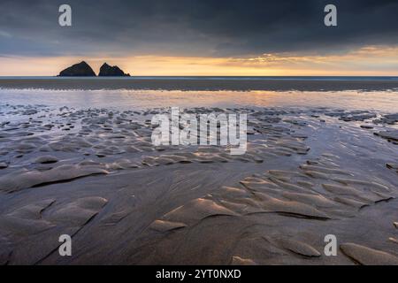 Coucher de soleil sur la baie de Holywell sur la côte nord de Cornouailles, Angleterre. Été (juin) 2024. Banque D'Images