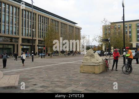 Navetteurs à vélo à l'extérieur de Cambridge Station, Angleterre Banque D'Images
