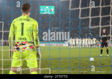 Andrin Hunziker (Karlsruher SC, #09) holt Luft vorm Elfmeter Finn Dahmen (FC Augsburg, Torwart #01) , Karlsruher SC vs FC Augsburg, Fussball, DFB-Pokal, Achtelfinale, 2024/2025, 04.12.2024, LES RÈGLEMENTS du LDF INTERDISENT TOUTE UTILISATION DE PHOTOGRAPHIES COMME SÉQUENCES D'IMAGES ET/OU QUASI-VIDÉO, Foto : Eibner-Pressefoto/Jan Prihoda Banque D'Images
