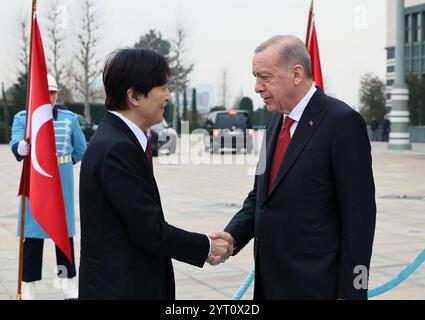 Le président turc Recep Tayyip Erdogan rencontre le prince héritier japonais Fumihito Akishino, le président turc Recep Tayyip Erdogan rencontre le prince héritier japonais Fumihito Akishino, en visite officielle à Türkiye, au complexe présidentiel d'Ankara, Türkiye, le 4 décembre 202. Photo de la présidence turque apaimages Ankara Ankara Turquie 041224 Turkey TPO 001 Copyright : xapaimagesxTurkishxpresidencyxxapaimagesx Banque D'Images