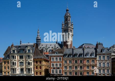 LILLE, FRANCE - 08 JUIN 2014 : vue des bâtiments qui bordent la Grand place et la Tour de l'horloge de l'ancien bâtiment de la Bourse (vieille Bourse) Banque D'Images