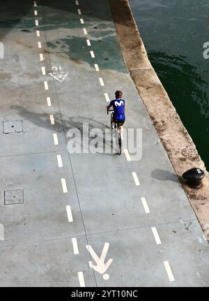 Cycliste longeant le Paseo Maritimo Santander Cantabrie Espagne à l'ombre du centre artistique Centro Botin Banque D'Images