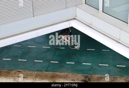 Cyclistes longeant le Paseo Maritimo Santander Cantabrie Espagne à l'ombre du centre artistique Centro Botin Banque D'Images