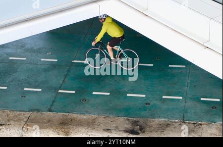 Cyclistes longeant le Paseo Maritimo Santander Cantabrie Espagne à l'ombre du centre artistique Centro Botin Banque D'Images