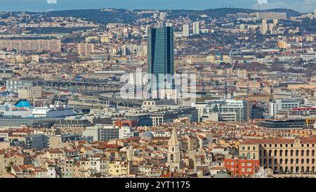 Vue aérienne de la tour CMA CGM du siège du gratte-ciel à Marseille France paysage urbain ensoleillé du jour d'hiver Banque D'Images