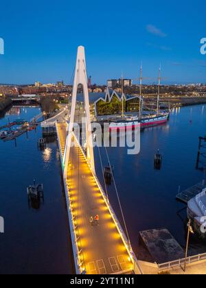 Vue aérienne du nouveau Govan - Partick Bridge traversant la rivière Clyde à Govan Glasgow. Le pont piétonnier à haubans de câble est conçu pour tourner ouvert Banque D'Images