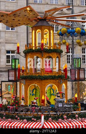 Pyramide de Noël traditionnelle au marché de Noël de Wroclaw, décorée de bougies, guirlandes et figures de gnome Banque D'Images