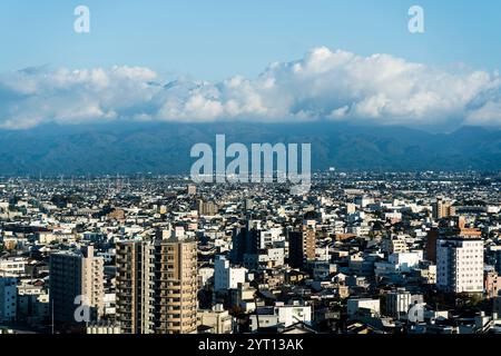 Paysage urbain de Toyama avec montagnes de Tateyama (Préfecture de Toyama/Japon) Banque D'Images