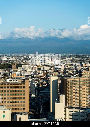 Paysage urbain de Toyama avec montagnes de Tateyama (Préfecture de Toyama/Japon) Banque D'Images