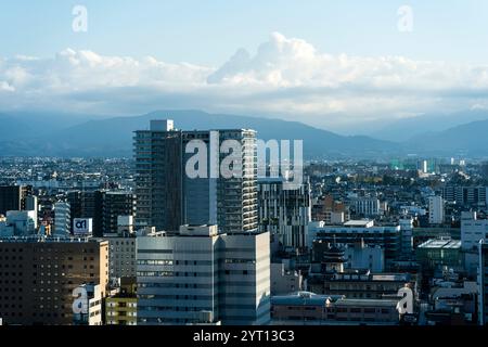 Paysage urbain de Toyama avec montagnes de Tateyama (Préfecture de Toyama/Japon) Banque D'Images