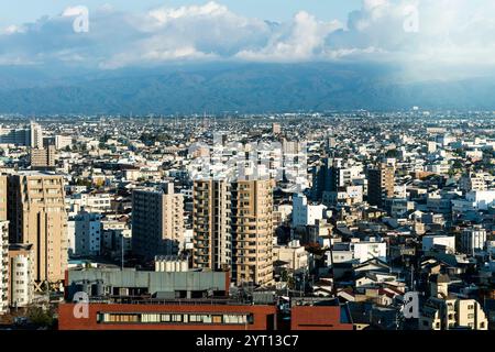 Paysage urbain de Toyama avec montagnes de Tateyama (Préfecture de Toyama/Japon) Banque D'Images