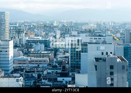 Paysage urbain de Toyama avec montagnes de Tateyama (Préfecture de Toyama/Japon) Banque D'Images