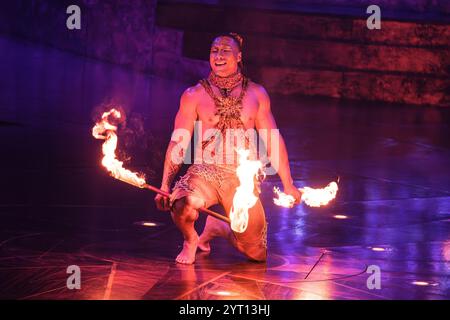 POUR USAGE ÉDITORIAL EXCLUSIF) les artistes se produisent lors du spectacle Alegría by Cirque du Soleil le 4 décembre 2024 à Madrid, en Espagne. Banque D'Images