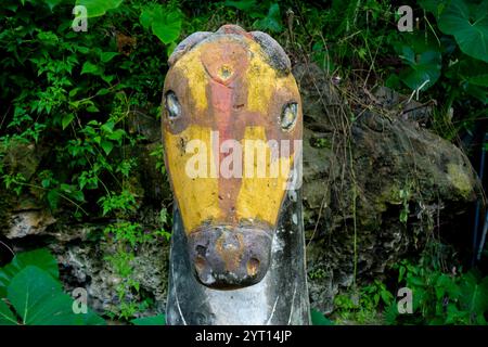 Sculpture peinte d'une tête de cheval dans une colonie sur l'île de Sumba, Indonésie Banque D'Images