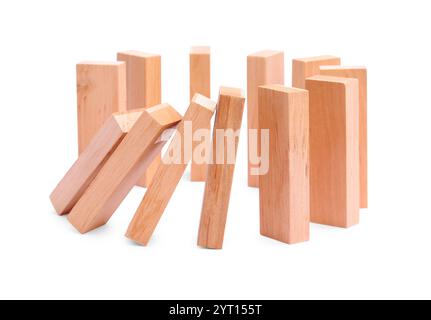 Effet domino. Blocs en bois tombant sur fond blanc Banque D'Images