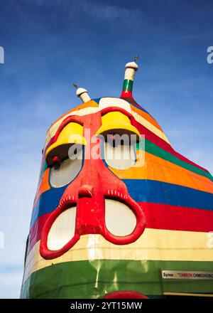 Gros plan de la vibrante et originale Snail House à Sofia, Bulgarie, avec sa fa?ade colorée et son design architectural unique sous un ciel bleu Banque D'Images