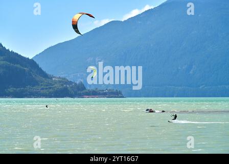 Squamish, Colombie-Britannique, Canada – 29 août 2020 - Howe Sound Summer Kite Surfers. Kiteboarders attrapant le vent au large de Squamish Spit où le Squa Banque D'Images