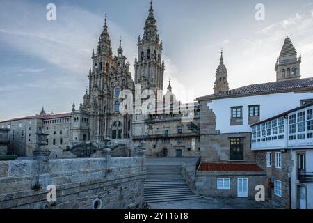 Saint-Jacques-de-Compostelle, une ville médiévale du nord-ouest de l'Espagne, aux premières heures du matin. La majestueuse cathédrale, vue depuis l'Avenida de Raxoi. Banque D'Images