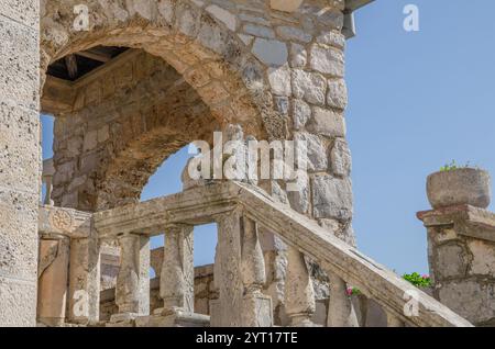 Escalier en pierre menant à l'église « notre Dame des rochers » représentant le lion de Saint-Marc tenant un bouclier. Le lion est un symbole de Kotor, Monténégro. Banque D'Images