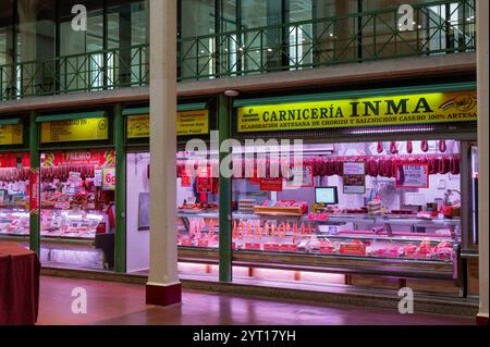 Logrono, Espagne- 27 mai 2024 : boucheries au marché Mercado San Blas / Plaza de Abastos à Logrono Banque D'Images