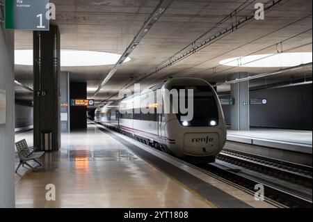 Logrono, Espagne- 27 mai 2024 : un train Renfe se dirige vers la gare de Logrono. Banque D'Images