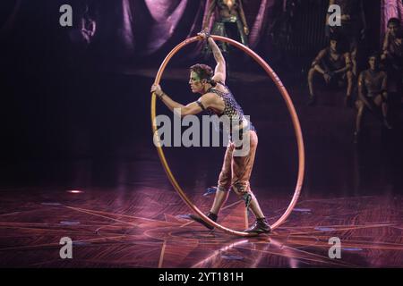 Madrid, Espagne. 26 février 2022. POUR USAGE ÉDITORIAL EXCLUSIF) les artistes se produisent lors du spectacle Alegría by Cirque du Soleil le 4 décembre 2024 à Madrid, en Espagne. Crédit : Sipa USA/Alamy Live News Banque D'Images