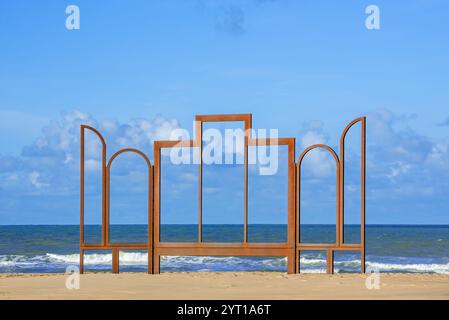 Autel, oeuvre de l'artiste Kris Martin sur la plage d'Ostende / Ostende, Flandre occidentale, Belgique Banque D'Images