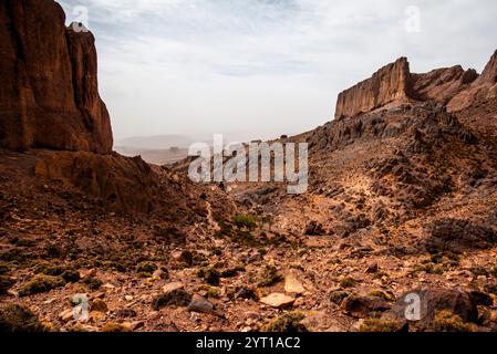 Sentier rocheux entre les sommets de l'Atlas marocain avec des vallées désertiques parmi les terres berbères dans le Jebel Saghro près de Ouarzazate à Marrakech i. Banque D'Images