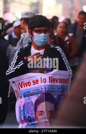 Les proches des 43 élèves de l'école rurale normale d'Ayotzinapa victimes de disparition forcée à 2014 ans, assistent au Palais national pour tenir une réunion avec la présidente mexicaine Claudia Sheinbaum. Le 4 décembre 2024 à Mexico, Mexique. (Crédit image : © Carlos Santiago/eyepix via ZUMA Press Wire) USAGE ÉDITORIAL SEULEMENT! Non destiné à UN USAGE commercial ! Banque D'Images