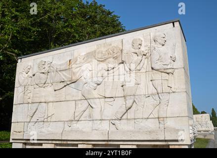 Un des 16 sarcophages avec des sculptures en relief d'une scène de guerre. Mémorial soviétique de guerre, Treptower Park, Berlin, Allemagne. Banque D'Images