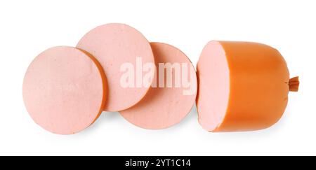 Morceaux de saucisse bouillie savoureuse isolé sur blanc, vue de dessus Banque D'Images