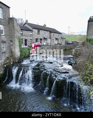Un père Noël surfeur tricoté grandeur nature au-dessus de Gayle Beck. Banque D'Images