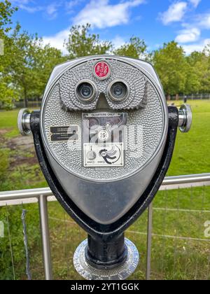 Un viseur touristique au zoo pour observer les animaux, New Jersey, USA, 13 juillet 2025 Banque D'Images