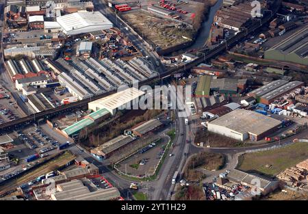 Vue aérienne de Lower Horseley Fields et Lower Walsall Street dans la ville de Wolverhampton avec des lignes de chemin de fer et des canaux, West Midlands, UK 2005 Banque D'Images