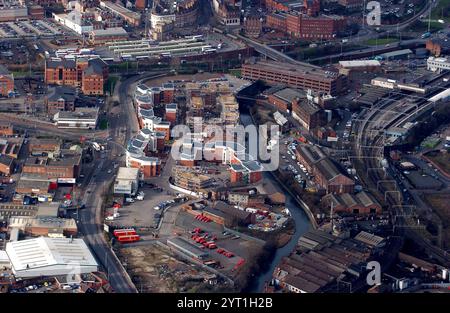 Vue aérienne de la ville de Wolverhampton appartements modernes en construction Horseley Fields canal Development 2005 Banque D'Images