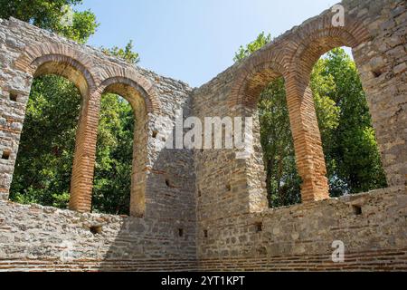 Fenêtres au début du vie siècle Grande basilique byzantine dans le parc archéologique de Butrint, dans le parc national de Butrint, dans le sud de l'Albanie. UNESCO Banque D'Images