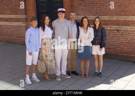 Ordrup, Danemark. 24 juin 2024. (G-d) Prince Vincent, Reine Marie, Prince héritier Christian, Roi Frederik, Princesse Isabella, et la princesse Joséphine après le prince héritier Christian est diplômé du gymnase Ordrup à Copenhague. (Crédit image : © Kristian Tuxen Ladegaard Berg/SOPA images via ZUMA Press Wire) USAGE ÉDITORIAL SEULEMENT! Non destiné à UN USAGE commercial ! Banque D'Images