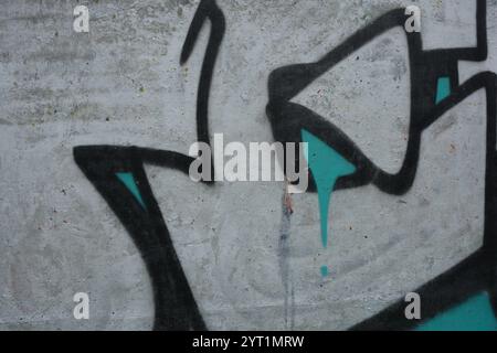 Dessin, graffiti avec l'image du mot TET appliqué sur une clôture en béton brun-gris. Lettres grises argentées et lignes noires avec bordures. Banque D'Images