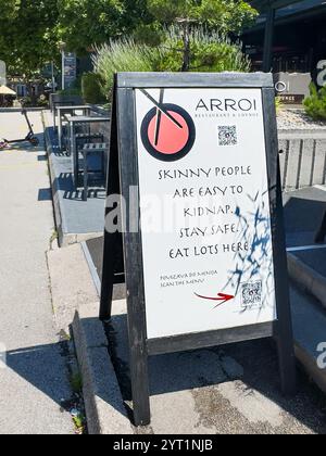 Lac de Bled, Slovénie - 28 juin 2024 : les gens maigres sont faciles à enlever, alors restez en sécurité, mangez beaucoup ici, affiche du restaurant Arroi Banque D'Images