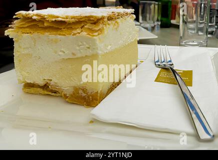 Lac de Bled, Slovénie - 28 juin 2024 : gros plan sur le gâteau à la crème slovène original Banque D'Images