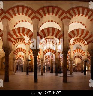 Rouge et blanc double arches sur colonnes romaines à la mosquée salle de prière dans le Cordoba Notre Dame de la cathédrale de l'Assomption Espagne Banque D'Images