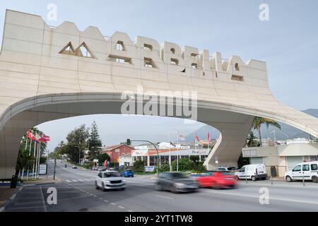 Marbella, Málaga, Espagne - 1er décembre 2024 : Arche de Marbella. Panneau d'entrée Marbella. Banque D'Images