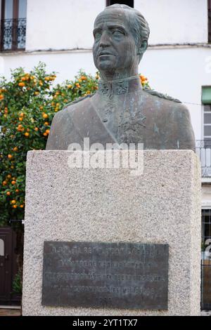 Marbella, Espagne - 1er décembre 2024 : sculpture du roi Juan Carlos I sur la Plaza de los Naranjos. Banque D'Images